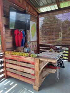 un stand de nourriture avec un comptoir contenant des fruits dans l'établissement Casa Cantagalo - Guest House & Bar Restaurant, à SantʼAna