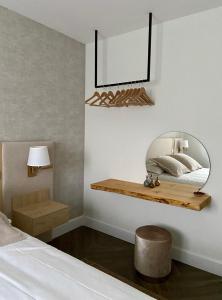 - une chambre avec un lit et une table avec un miroir dans l'établissement La casita del Pisueña, à La Cueva