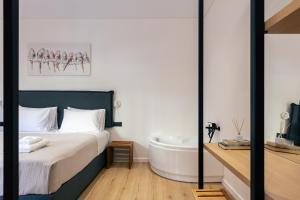 een slaapkamer met een bed en een bad bij Centro Storico in Chania