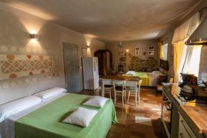 ein Schlafzimmer mit einem Bett und eine Küche mit einem Tisch in der Unterkunft Tuttaterra in Serra San Quirico