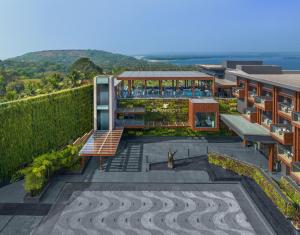 - une vue aérienne sur un bâtiment avec un jardin dans l'établissement JW Marriott Goa, à Vagator