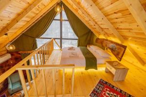 ein Schlafzimmer in einem Baumhaus mit einem Bett darin in der Unterkunft Pınar Suit Bungalow in Ardeşen