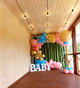 a room with a baby sign and balloons at "Глиняна хатинка" in Beloberëzka
