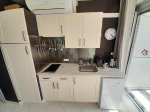 Kuchyňa alebo kuchynka v ubytovaní Appartement Village Naturiste Dunes + 3 fotografie