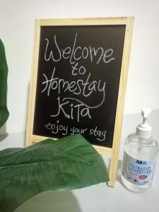 um sinal que diz bem-vindo ao Kentucky kilt e uma garrafa de água em Homestay KiTa malays only em Alor Setar