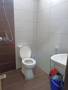 uma casa de banho com um WC e um lavatório em Homestay KiTa malays only em Alor Setar