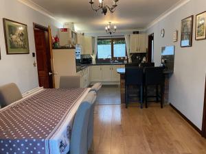 Kjøkken eller kjøkkenkrok på Dyffryn Taf - spacious 3 bedroom bungalow close to amenities