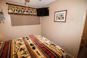 スノーシューにあるML222 1BR Mountain Escape! Slope View Village WiFiのベッドルーム1室(毛布付きのベッド1台付)