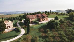 uma vista aérea de uma casa e de uma estrada em La Guest House della Tenuta di Tavignano em Cervidone