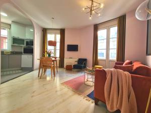 A television and/or entertainment centre at Dos Torres Arte en Balcones - Calle Alfonso I