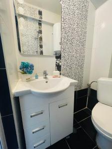 bagno con lavandino bianco e servizi igienici di By The Sea - central with free parking a Varna