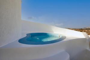 a small blue tub in a white building at Aecon Suites in Éxo Goniá