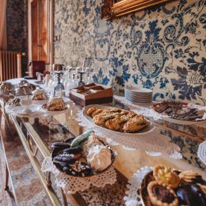 - une table avec de nombreux types de pâtisseries dans l'établissement Salotto delle Arti, à Modène