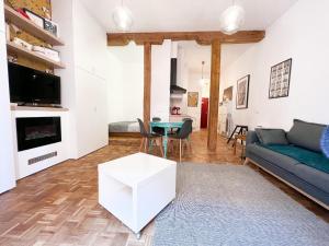 a living room with a couch and a table at El Tesoro de Malasaña in Madrid