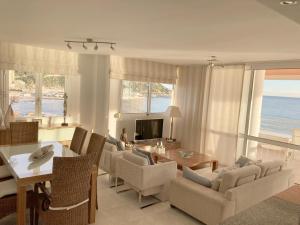 salon ze stołem, krzesłami i telewizorem w obiekcie Firstline apartment RUBINO Arenal-Bol Calpe w mieście Calpe