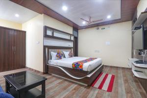 um quarto com uma cama e um lavatório em FabHotel Saumendra em Varanasi
