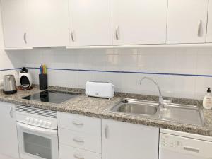 Kuchnia lub aneks kuchenny w obiekcie Firstline apartment RUBINO Arenal-Bol Calpe
