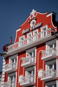 un edificio rojo con un letrero. en Chevalier Hotel & SPA en Bukovel