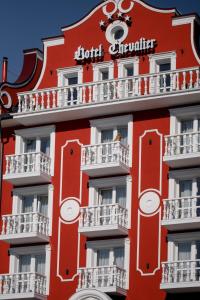 un bâtiment rouge avec une pancarte sur celui-ci dans l'établissement Chevalier Hotel & SPA, à Bukovel