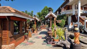 un grupo de edificios con plantas en la acera en Butsaba Garden Resort, en San Pāyang
