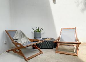 twee stoelen en een tafel in een kamer bij Appartement Océane - Villas Lake and Sea in Seignosse