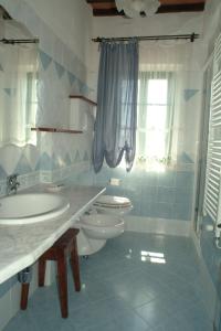 a bathroom with a sink, toilet and bathtub at Agriturismo San Giorgio in Monteroni dʼArbia