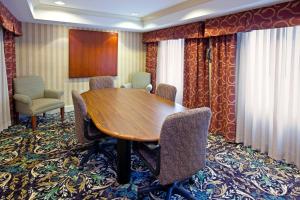 une salle de conférence avec une table et des chaises en bois dans l'établissement Staybridge Suites Louisville - East, an IHG Hotel, à Louisville