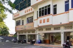 ein Gebäude, in dem Motorräder geparkt sind in der Unterkunft RedDoorz Near Jalan Jendral Sudirman in Manado