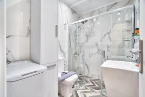 A bathroom at Dimitra Mare Még 17 kép