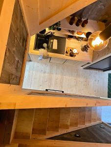 an overhead view of the kitchen of a tiny house at Fuglekassehytta 