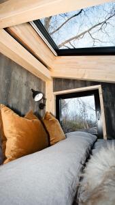 a bed in a tiny house with a window at Fuglekassehytta 
