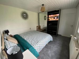 um quarto com uma cama e uma televisão de ecrã plano em maison plain pied Charleval em Charleval