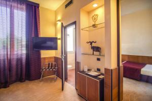 TV a/nebo společenská místnost v ubytování Kolbe Hotel Rome