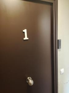 uma porta com um sinal número um em APT 1 Acollidor al Centre Històric de Vic APTGARBI em Vic