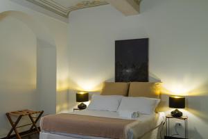Schlafzimmer mit einem Bett mit Wandgemälde in der Unterkunft Palazzo Glori 6 in Cremona