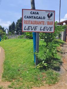 um sinal que lê o restaurante e bar las caracola em Casa Cantagalo - Guest House & Bar Restaurant em SantʼAna