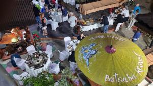 una vista aérea de un restaurante con una sombrilla amarilla en Butsaba Garden Resort, en San Pāyang