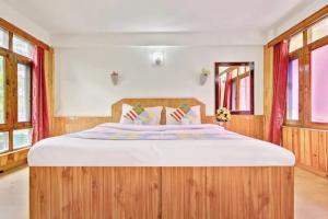 Tempat tidur dalam kamar di Hotel Gangri By WB Inn