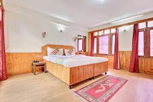 1 dormitorio con 1 cama grande en una habitación en Hotel Gangri By WB Inn, en Manali