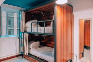 利物浦的住宿－PH Hostel Liverpool，一间客房内设有四张双层床的房间