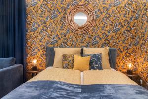 布達佩斯的住宿－Grand Suites Corvin，一间卧室配有一张床和一面镜子的墙壁