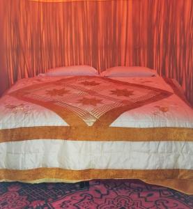 Postel nebo postele na pokoji v ubytování Azalay Luxury Camp Merzouga
