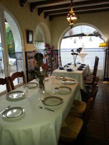 Un comedor con dos mesas con mantel blanco sidx sidx sidx sidx sidx en CASA RURAL EL ESCUDERO, en El Toboso