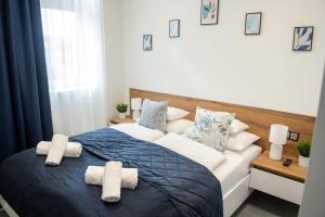 1 dormitorio con 1 cama grande y toallas. en Hotel Dolce Vita, en Balatonkenese