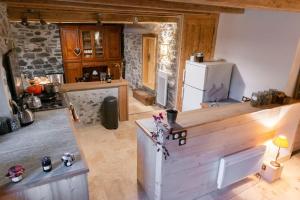 uma vista aérea de uma cozinha com um frigorífico em Gîte ferme en permaculture avec ses animaux em Sixt