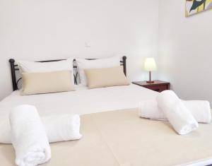 Posteľ alebo postele v izbe v ubytovaní Sea Side View Home steps from the beach & city