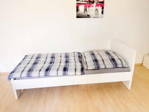 - un lit avec une couverture tressée dans une chambre dans l'établissement Praktisches Apartment mit Flatscreen TV, à Leverkusen