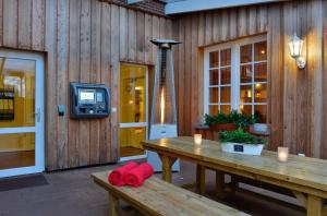 una mesa de madera con dos animales de peluche rojos. en Ringhotel Landhaus Gardels, en Sankt Michaelisdonn