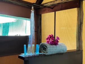 un bancone del bagno con asciugamano e candele blu di Kubu & Kwena Lodge a Katima Mulilo