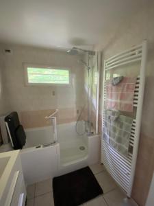 uma casa de banho branca com um chuveiro e um lavatório. em maison plain pied Charleval em Charleval